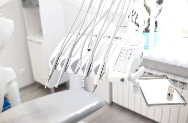 Podstawowe rodzaje prostnic dentystycznych: Wybierz odpowiednią dla swojej praktyki stomatologicznej